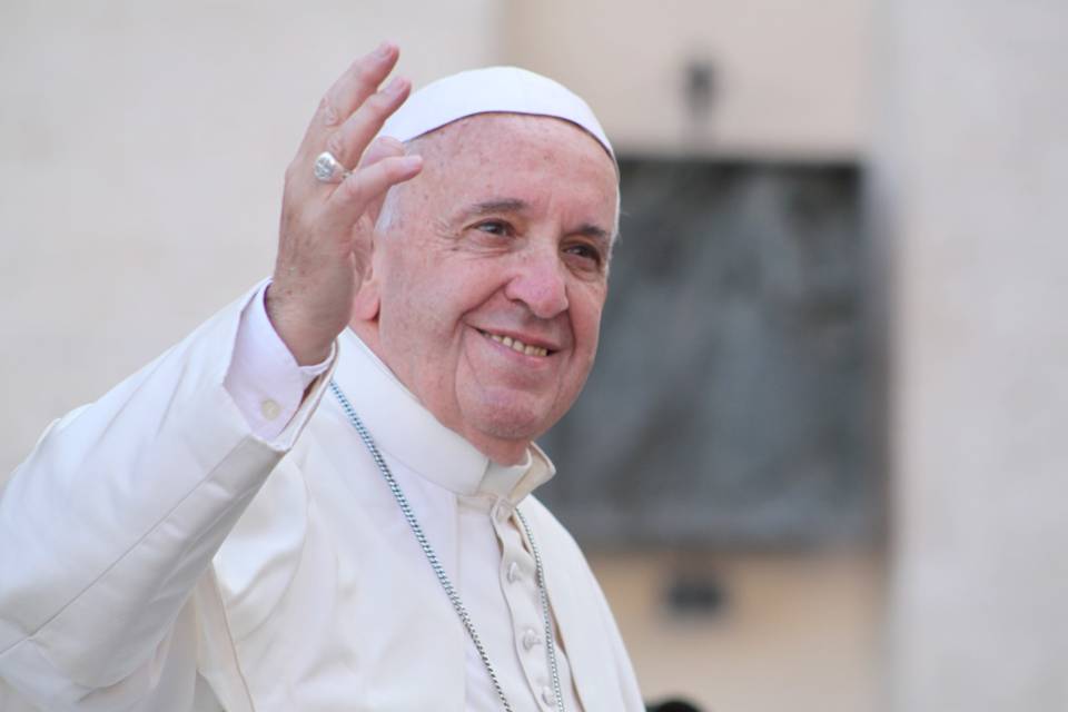 Papa Francisco deixa o hospital e expressa solidariedade aos migrantes