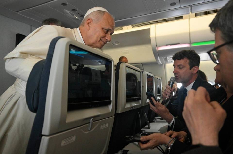 Papa interage com os jornalistas   (@Vatican Media)