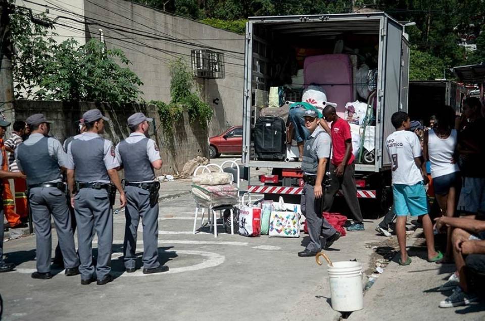 Segundo os movimentos sociais, mais de 84 mil famílias encontram-se ameaçadas de despejo, hoje no Brasil 