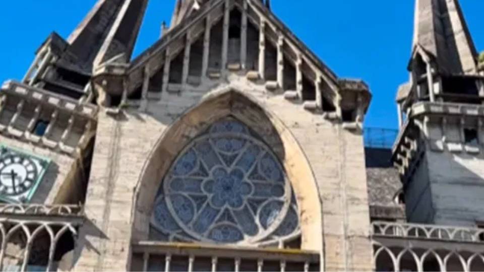 Desabamento parcial de uma das torres da catedral de Manizales, Colômbia, devido a um terremoto hoje (10). | @arquimanizales (Instagram)