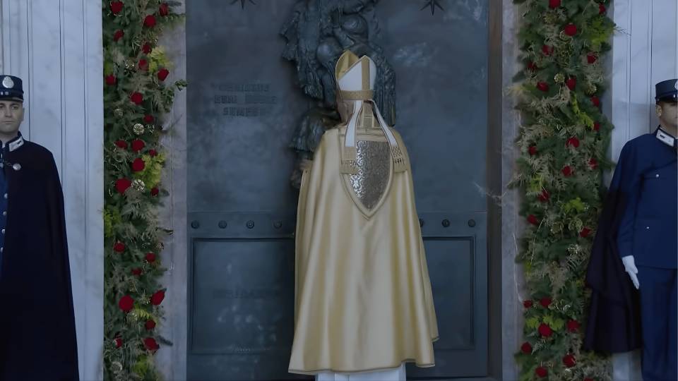 Cardeal Reina fecha a Porta Santa da Basílica de São João de Latrão, uma das quatro basílicas papais / Foto: Reprodução Vatican News