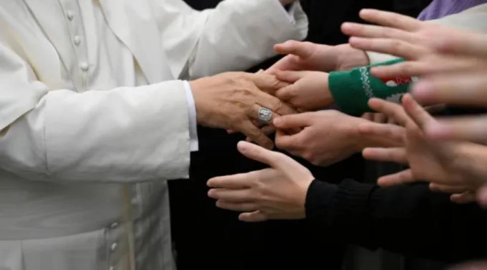 Papa Leão XIV cumprimenta fiéis na Aula Paulo VI, no Vaticano. Imagem referencial. | Vatican Media
