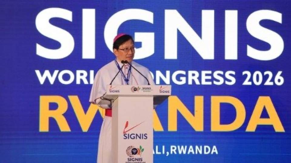 O núncio apostólico em Ruanda lê a mensagem do Papa, assinada pelo cardeal Parolin, aos participantes do Congresso Mundial da Signis em Kigali/ foto: Vatican Media