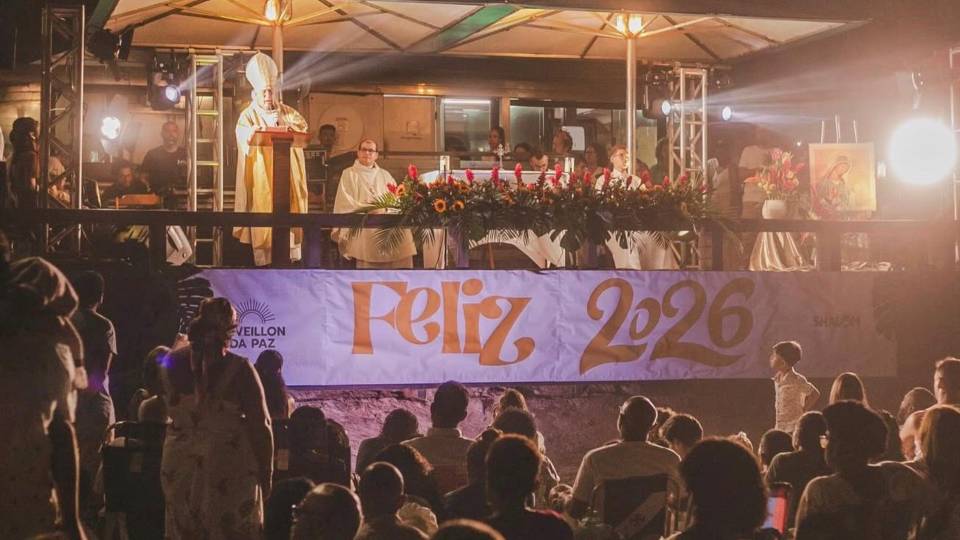Bispo auxiliar do Rio de Janeiro preside Eucaristia de Ano Novo na praia/ foto: Comunicação Comunidade Shalom Rio