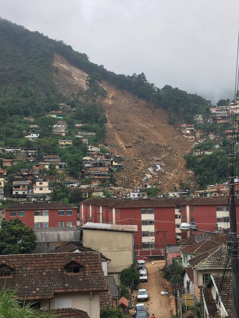 Deslizamento de terra em Petrópolis, em função da chuva pesada do último dia 15 de fevereiro: tragédia abriu espaço para solidariedade
