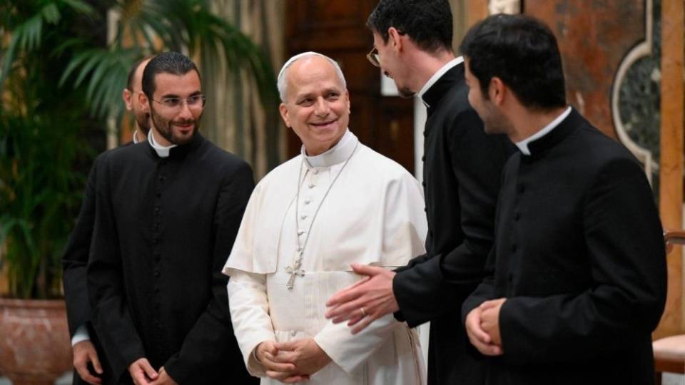 O Papa Leão XIV ao encontrar os seminaristas na Sala Clementina, no Vaticano   (@Vatican Media)