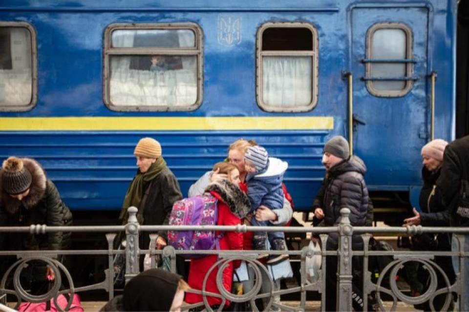Refugiados ucranianos na estação de trem em Lviv