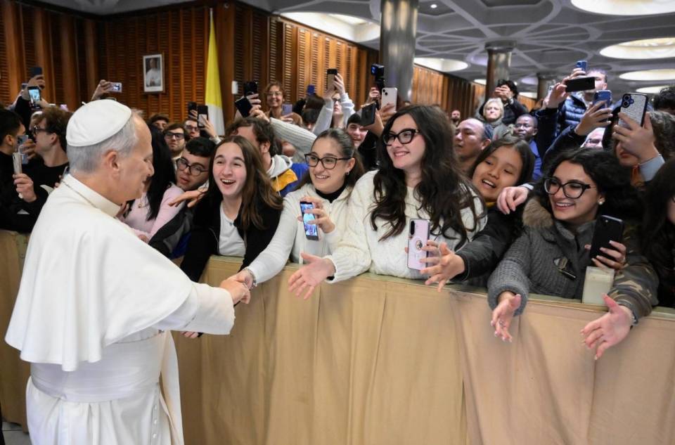 Papa Leão XIV com os jovens   (@VATICAN MEDIA)