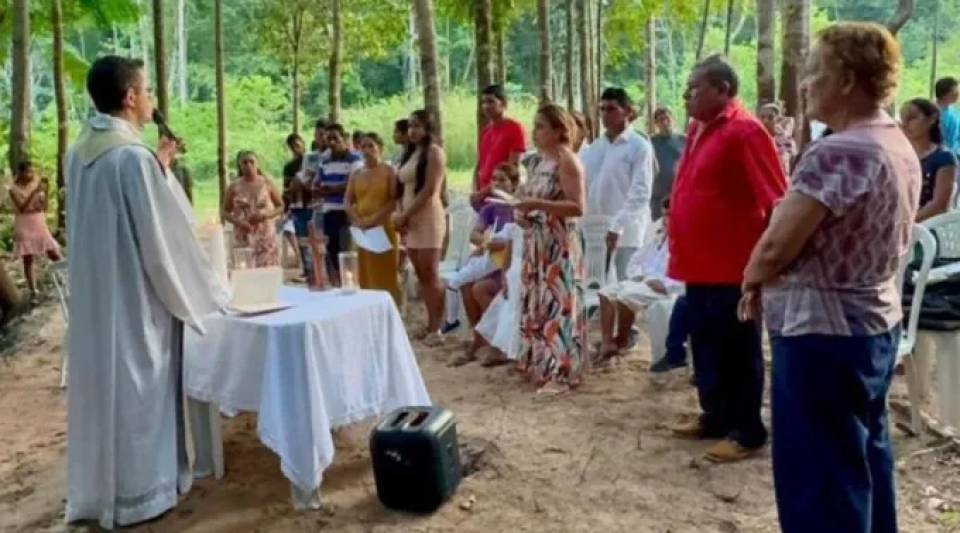Padre Leonardo Loures celebra missa em região missionária na Amazônia. | Crédito: Arquidiocese de Juiz de Fora.