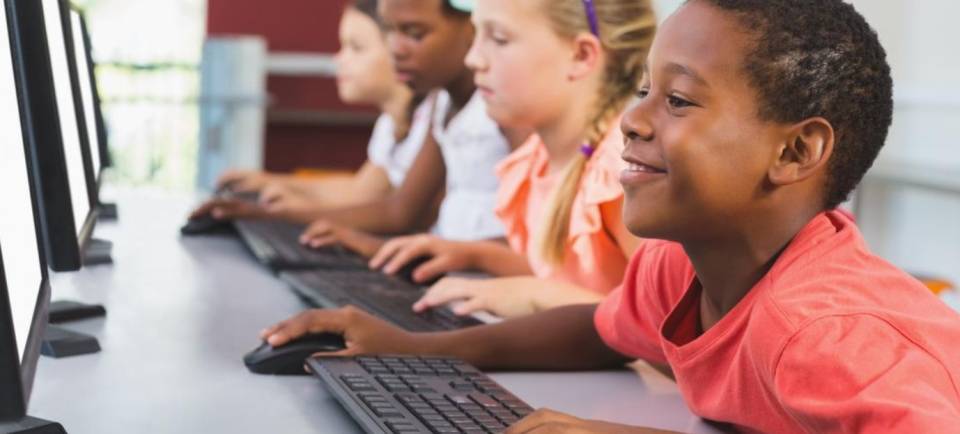 Desafios da educação na era digital exigem novas metodologias para formar estudantes críticos e protagonistas