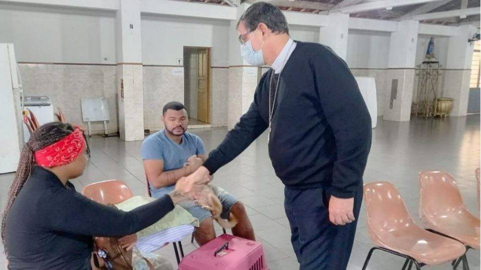 Dom Luiz Carlos Dias encontra famílias atingidas pelas chuvas.