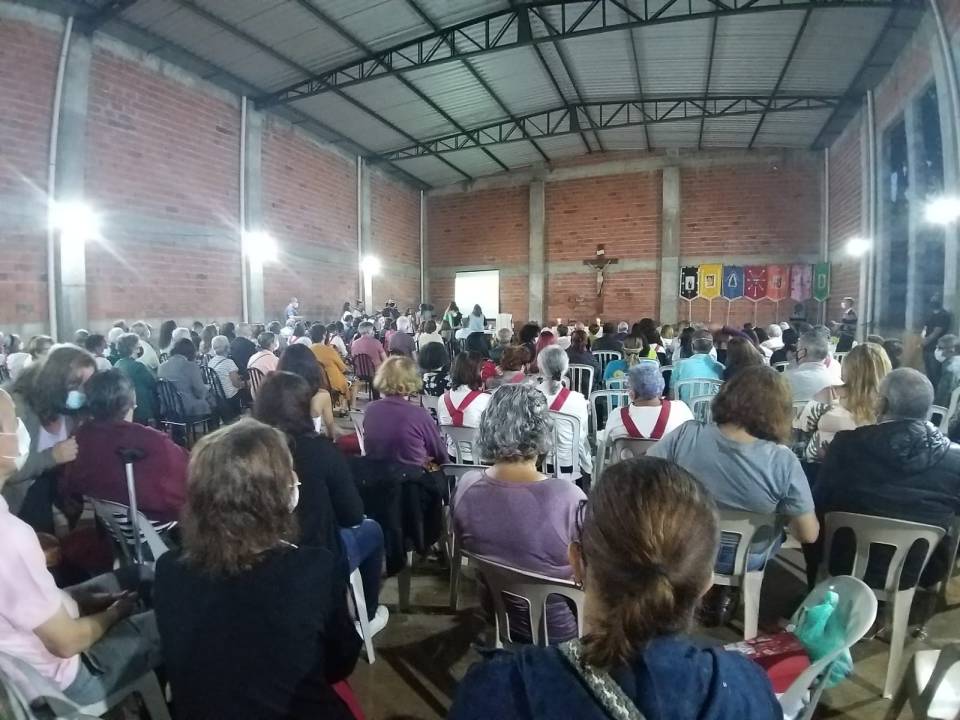 Missa na Paróquia Nossa Senhora do Carmo, na Região Episcopal Brasilândia, de Arquidiocese de S. Paulo: comunidade se reencontra presencialmente em torno da Eucaristia e da Palavra