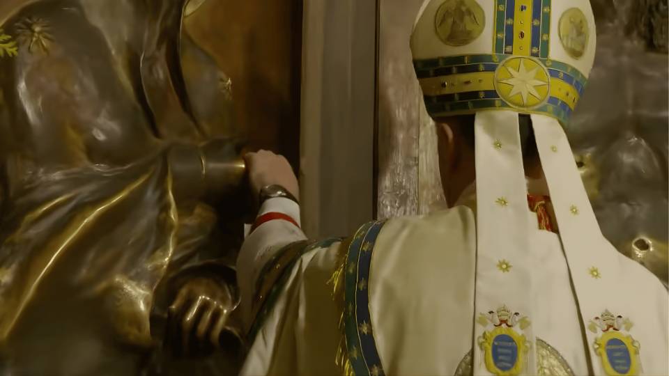 Momento em que o Cardeal Macrikas fecha a Porta Santa da Basílica de Santa Maria Maior / Foto: Reprodução Vatican News