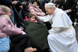 No Dia Mundial do Enfermo, Papa Leão XIV reza na gruta de Lourdes nos Jardins Vaticanos