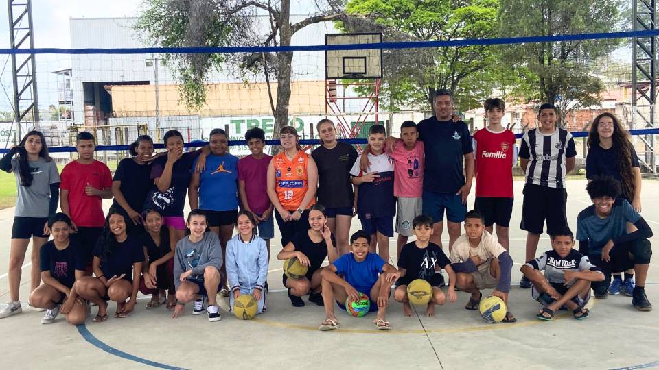 Vôlei, convivência e fé: iniciativa acompanha crianças e adolescentes no interior de São Paulo