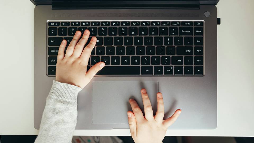 Expor crianças ao uso sem controle da inteligência artificial pode ser prejudicial, afirma UNICEF / Foto: Vlad Deep por Unsplash