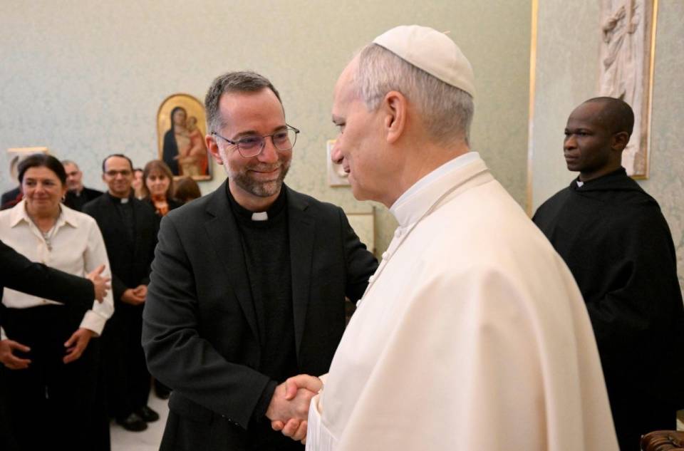 O Papa com padre Cristóbal Fones   (@Vatican Media)