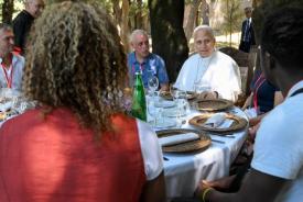 Papa: ao partilhar a mesma mesa, construímos um mundo de esperança