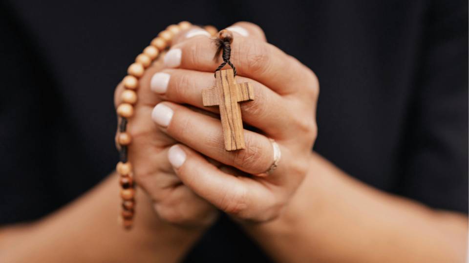Fiéis recorrem à oração como expressão de fé, confiança em Deus e fortalecimento da vida espiritual /Foto: Canva