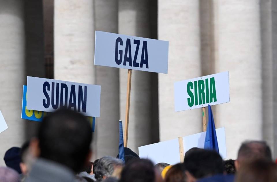 Fiéis e peregrinos reunidos na Praça São Pedro   (@Vatican Media)