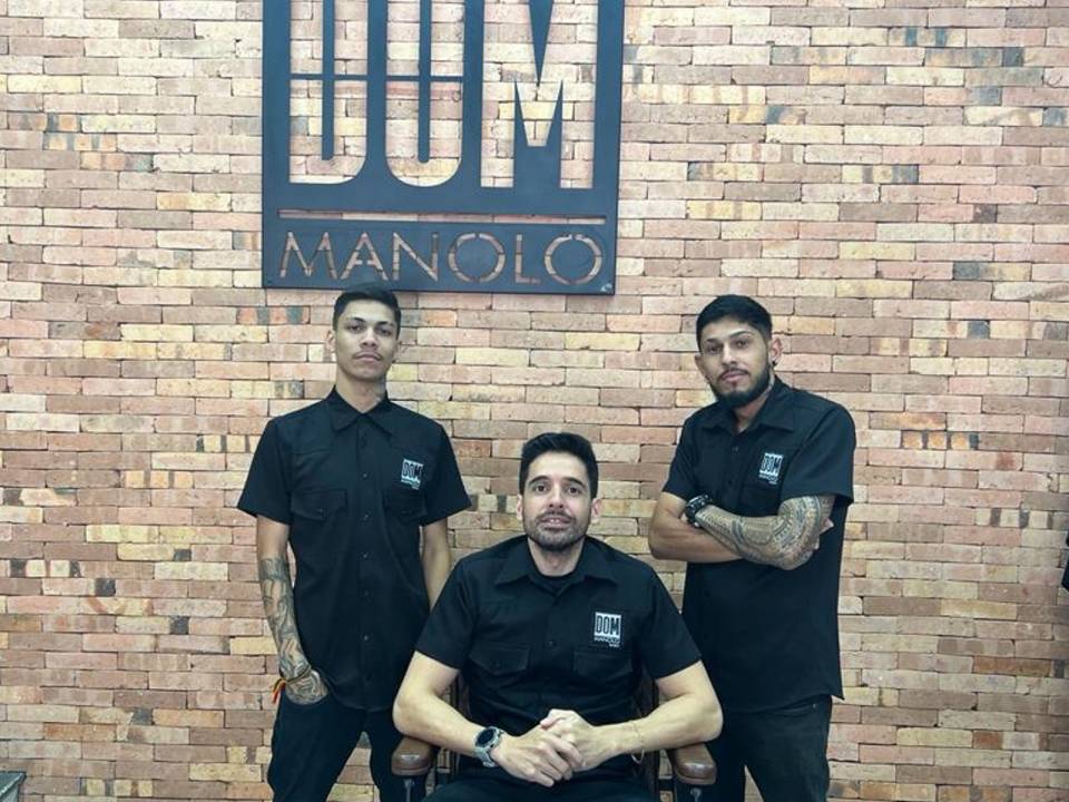 Parte da equipe da Barbearia Dom Manolo. Ao centro, Peterson Godinho – Foto: Arquivo pessoal de Peterson Godinho