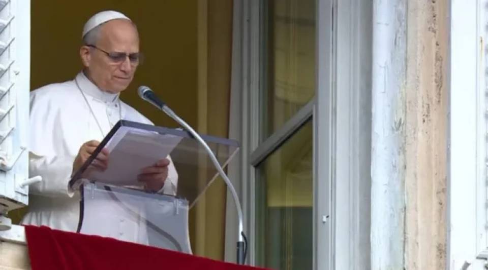 Papa Leão XIV na varanda do Palácio Apostólico, no Vaticano. | Captura de tela - Vatican Media