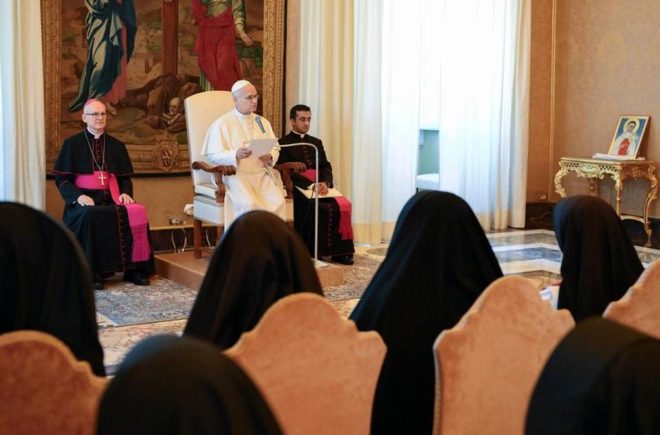 O Papa lendo seu discurso em espanhol para as monjas sacramentinas   (@VATICAN MEDIA)