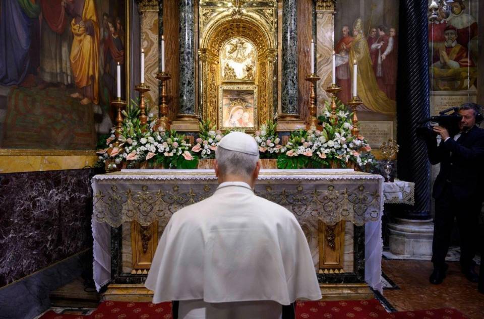 Leão XIV em oração no Santuário de Nossa Senhora do Bom Conselho   (@Vatican Media)