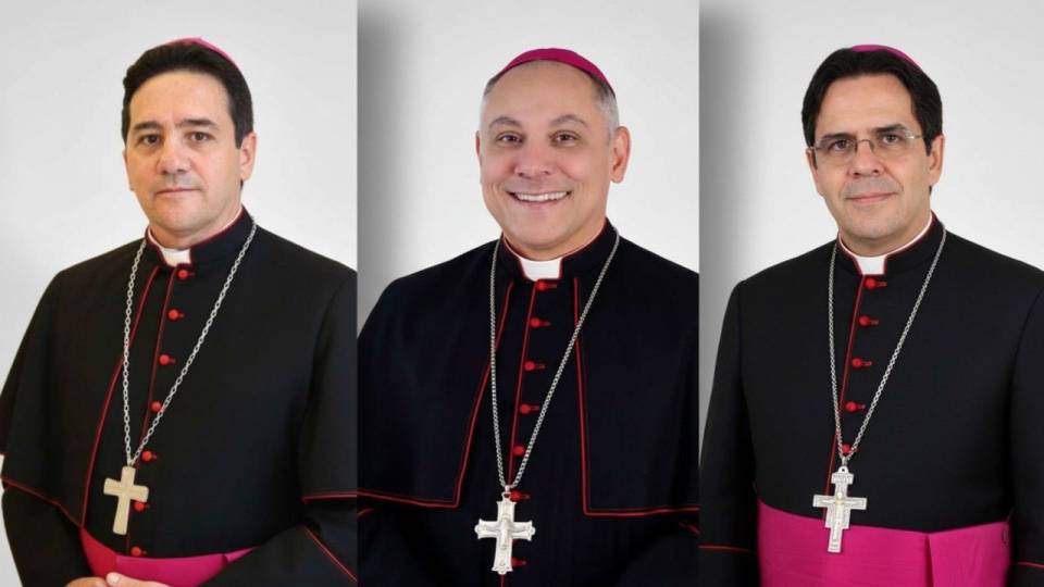 Da esquerda para a direita, dom Paulo Jackson (Arquidiocese de Olinda e Recife), dom Gregório Paixão (Arquidiocese de Fortaleza) e dom Carlos Alberto Breis (Arquidiocese de Maceió). Os três prelados tiveram suas imagens utilizadas indevidamente por golpis