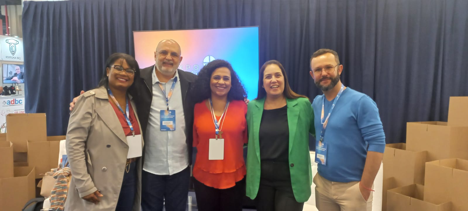 Equipe SIGNIS BR presente no evento. A partir da esquerda: Angelica Lima, Alessandro Gomes, Jessica Maia, Kiara Castro (Promocat) e Geizom Sokacheski.